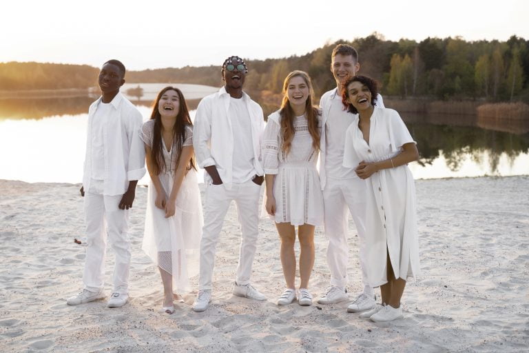 Acessórios Essenciais para Complementar seu Look de Réveillon na Praia 2026