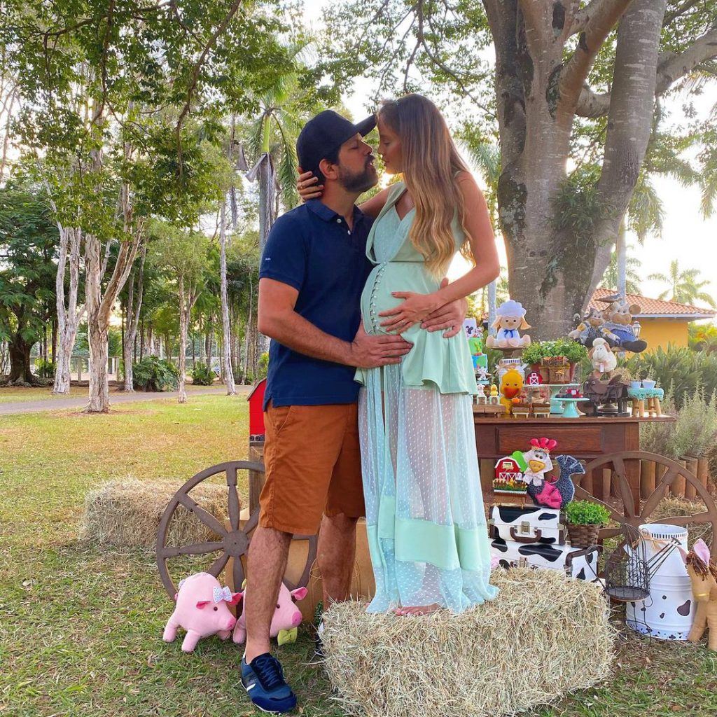 5 ideias de títulos:
1. Guia Completo de Moda Gestante: Conforto e Estilo para Cada Fase
2. Looks Essenciais para Grávidas: Do Dia a Dia a Ocasiões Especiais
3. Onde Comprar Moda Gestante: As Melhores Lojas e Marcas
4. Dicas de Estilo para Gestantes: Como se Vestir com Confiança
5. Moda Gestante Pós-Parto: Peças Versáteis para o Pós-Nascimento