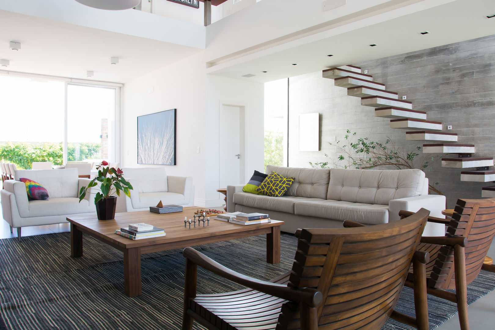 erros comuns decorar sala com escada