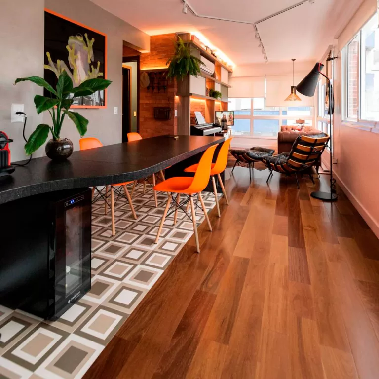 sala de estar com piso de madeira
