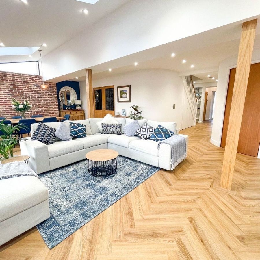 sala de estar com piso de madeira