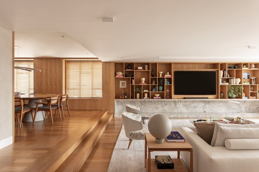 sala de estar com piso de madeira