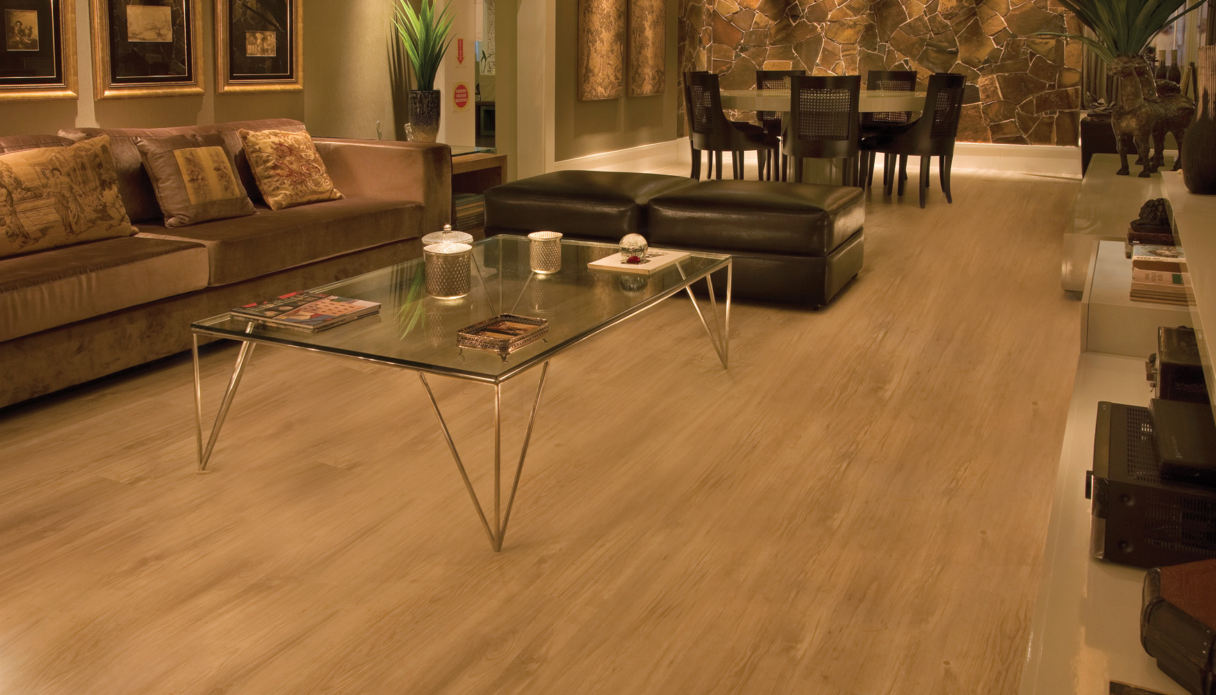 sala de estar com piso de madeira