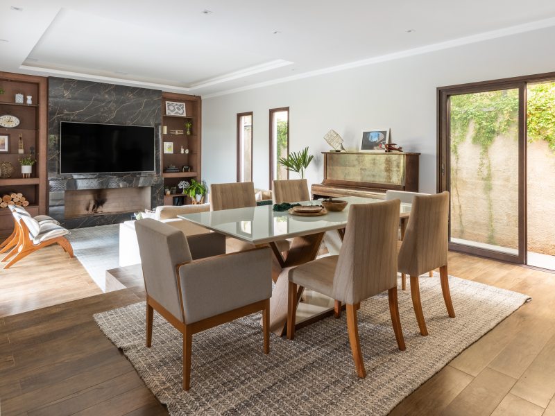 sala de estar com piso de madeira