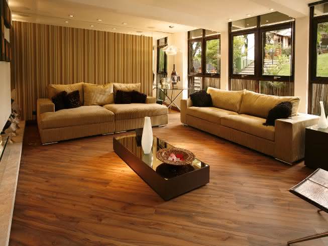 sala de estar com piso de madeira