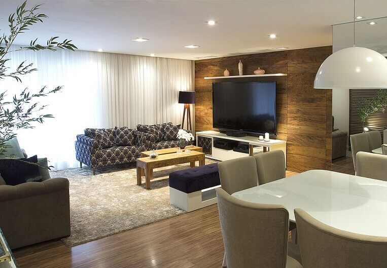 sala de estar com piso de madeira