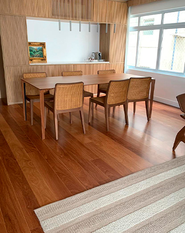 sala de estar com piso de madeira