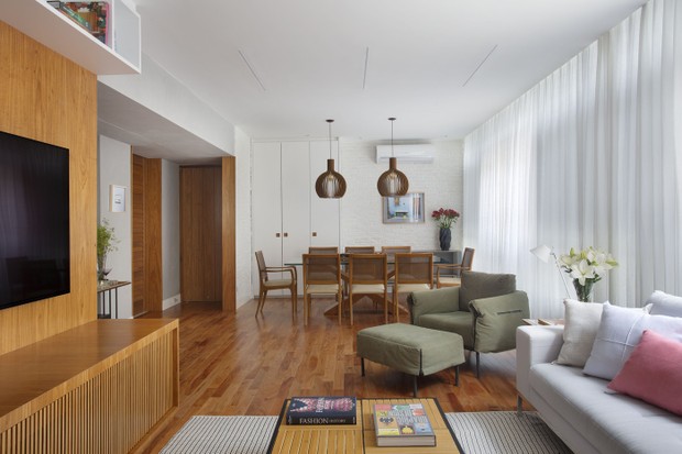 sala de estar com piso de madeira