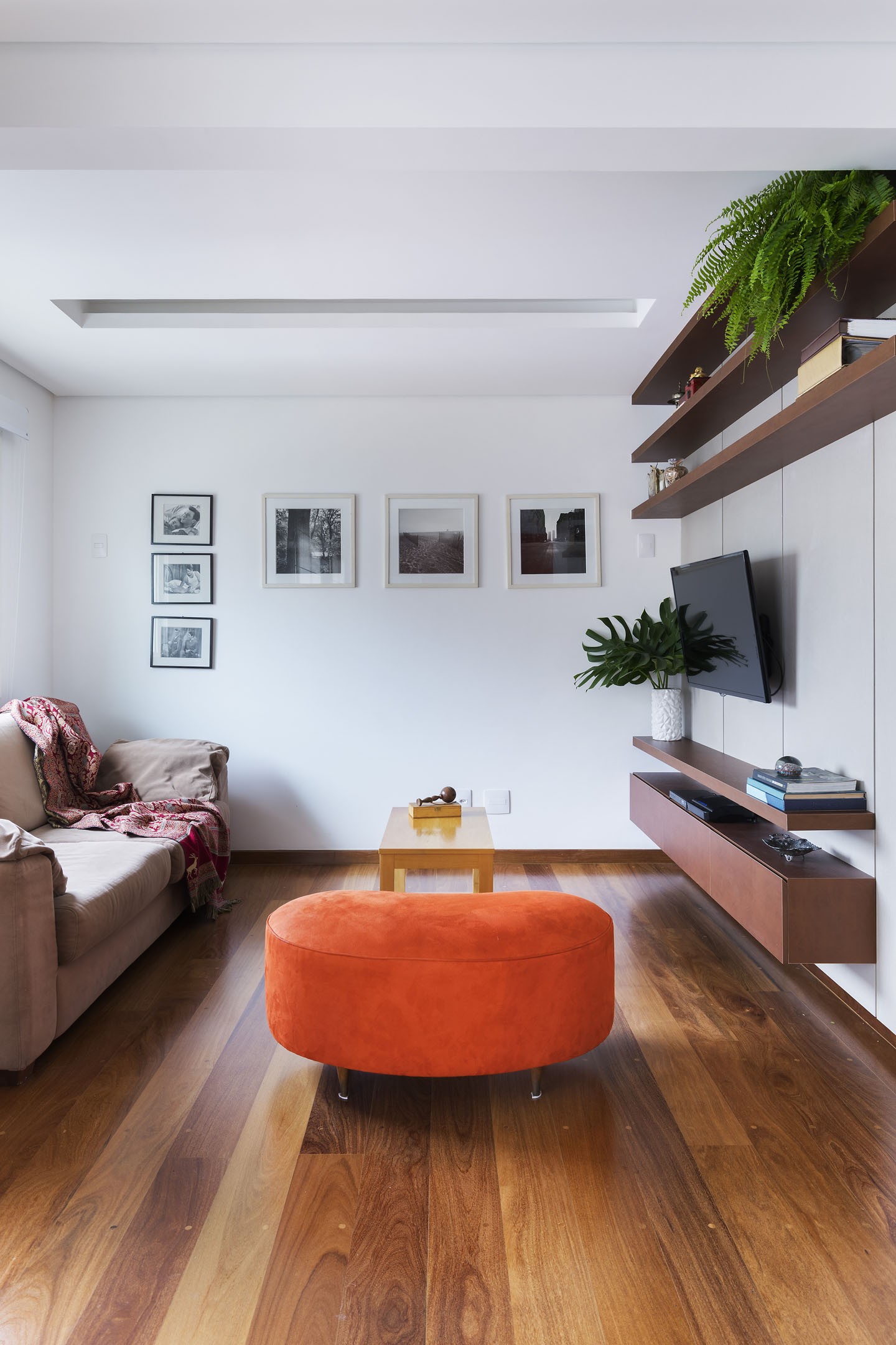 sala de estar com piso de madeira