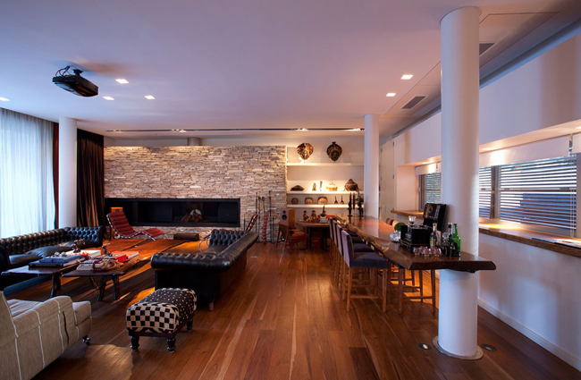 sala de estar com piso de madeira