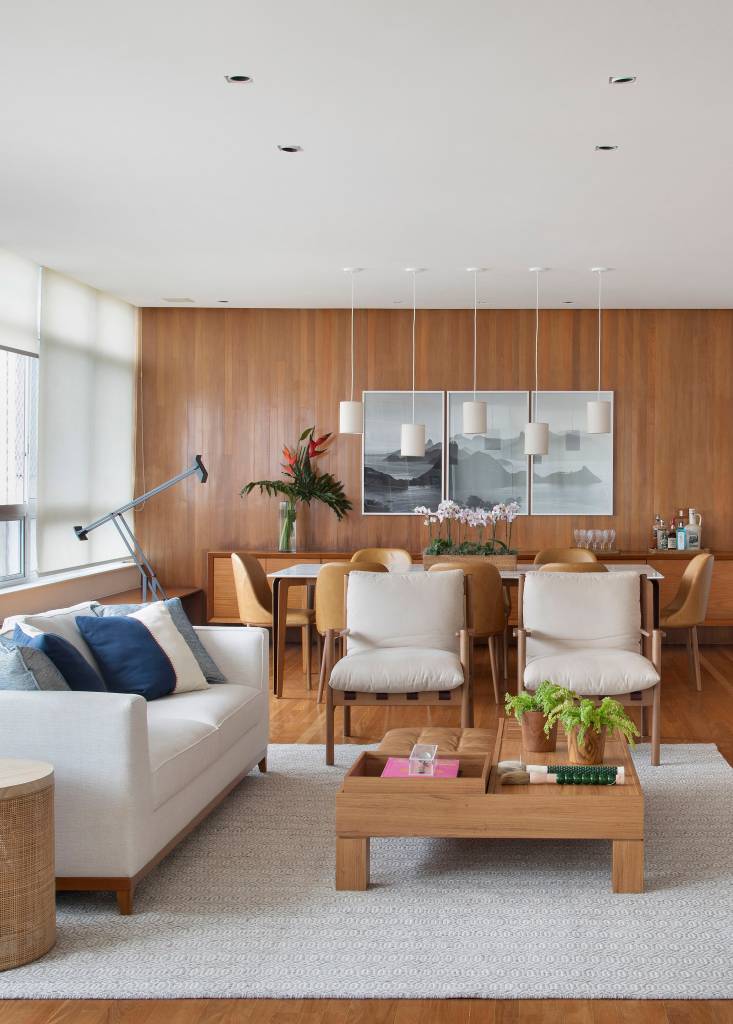 sala de estar com piso de madeira