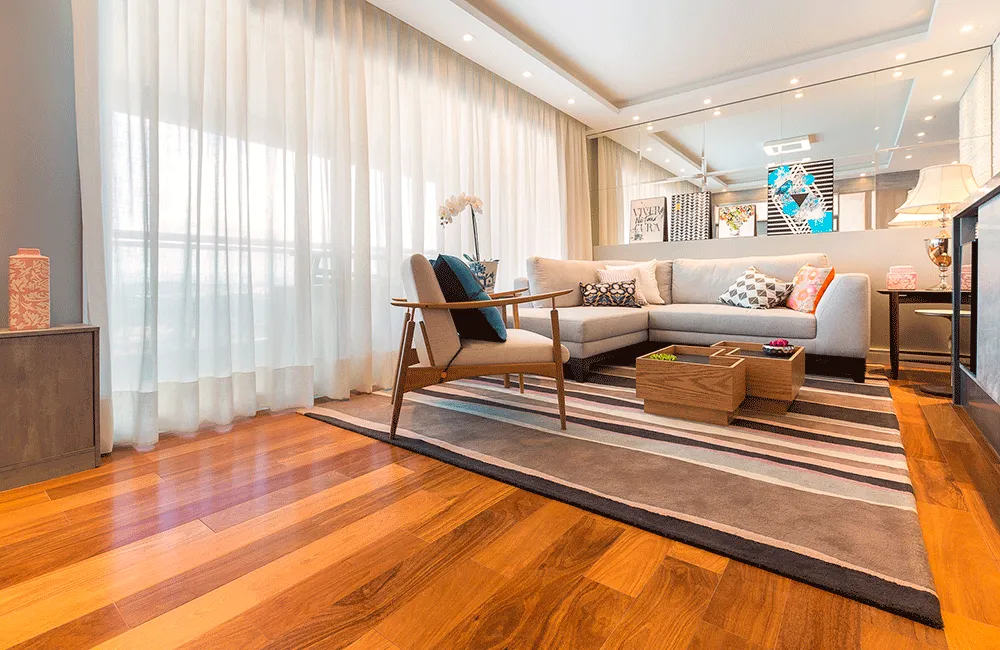 sala de estar com piso de madeira