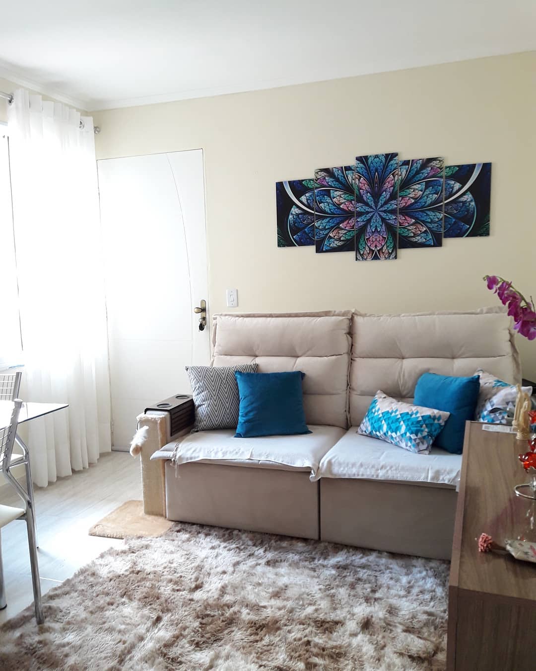 Guia Completo: Como Escolher o Tapete Ideal para Seu Sofá Bege