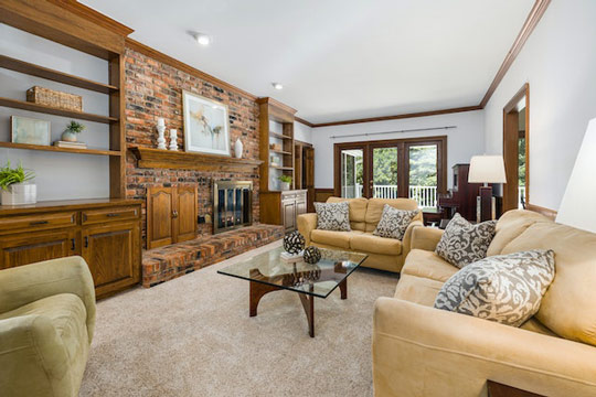 Mantas e Almofadas: O Segredo para Transformar Seu Sofá Bege