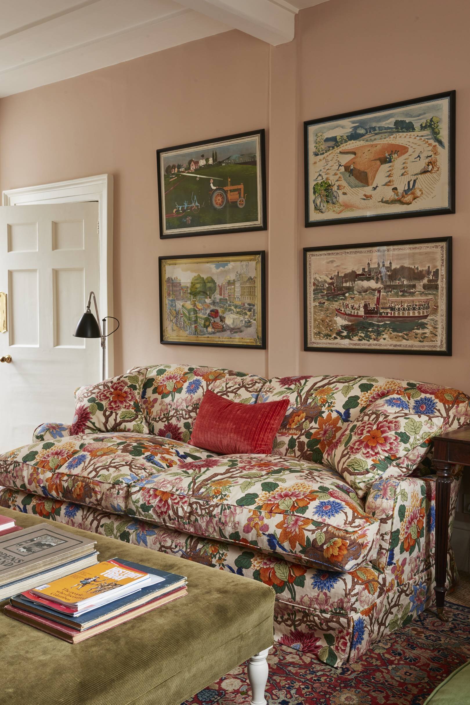 10 ideias de decoração com sofá floral para transformar sua sala