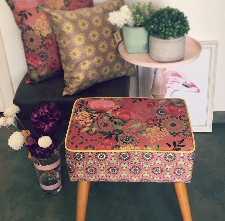 sofá floral estilo liberty como integrar na decoração minimalista