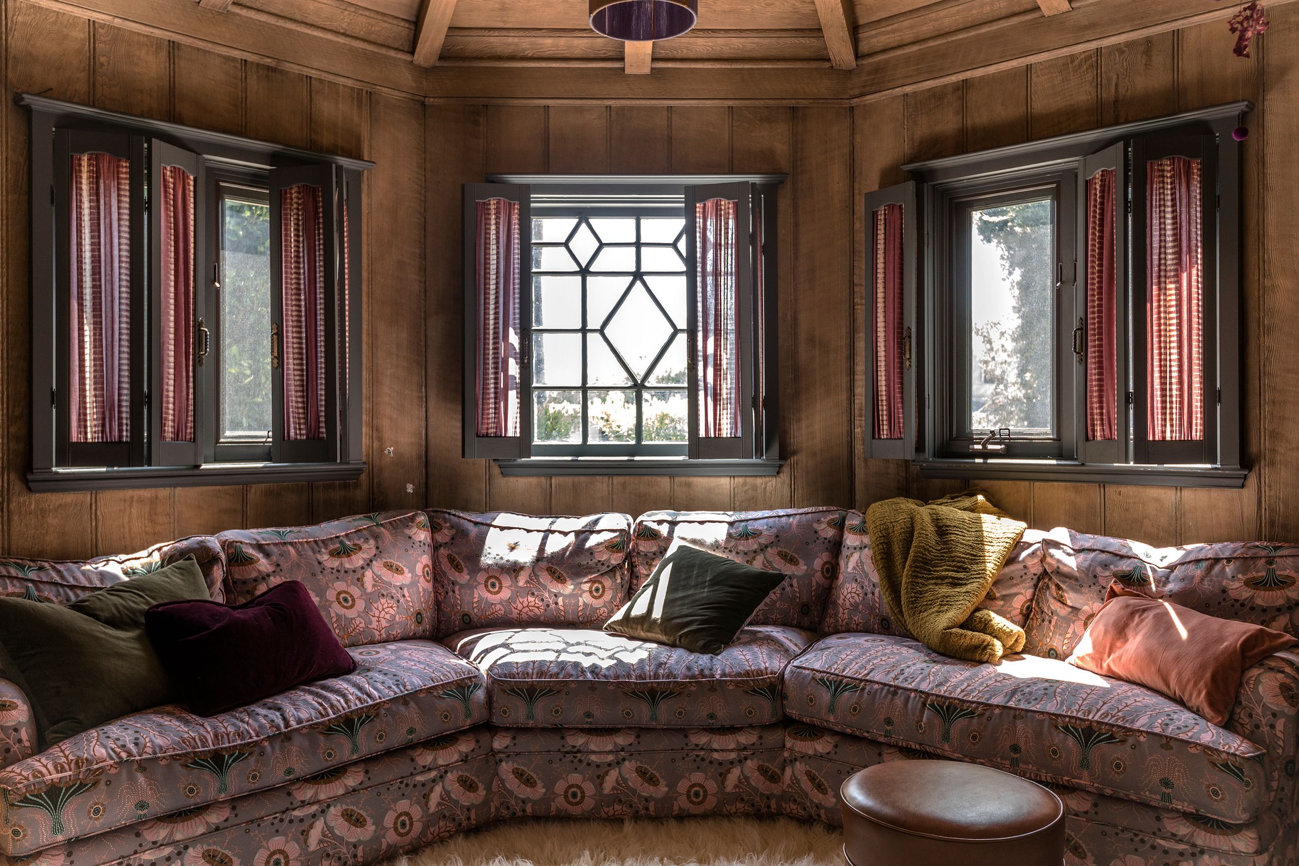 sofa com estampa floral