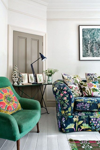 sofá floral estilo liberty como integrar na decoração minimalista