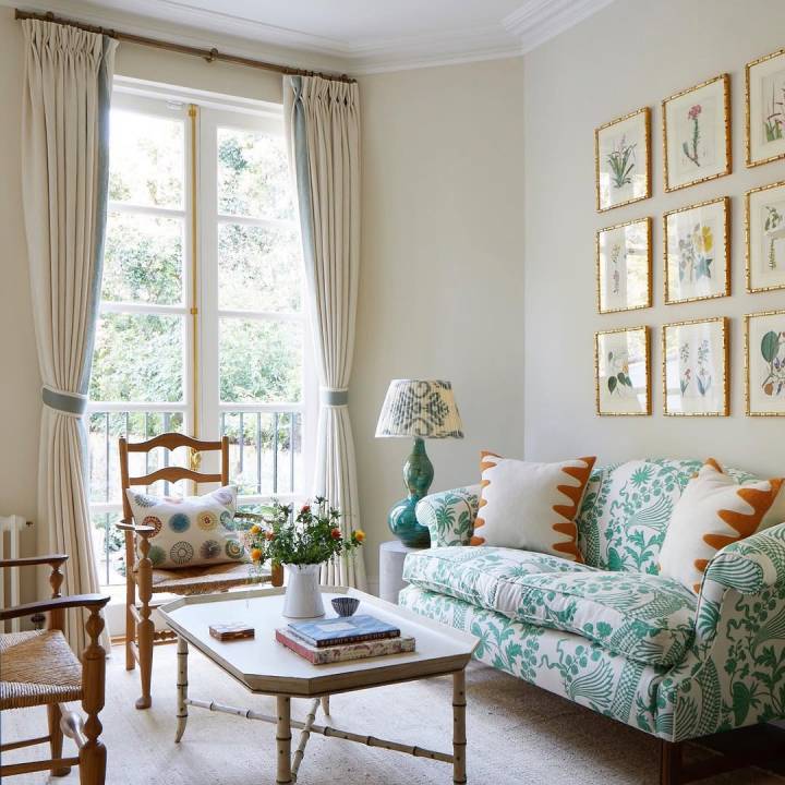 sofa com estampa floral