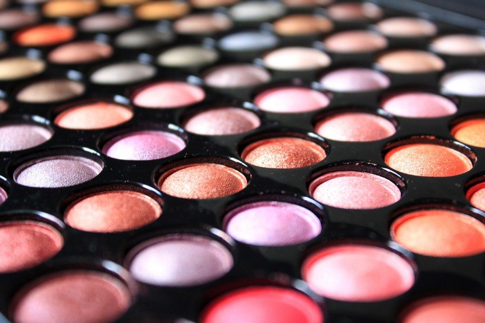 Maquiagem para pálpebras maduras: Sombras que não marcam linhas