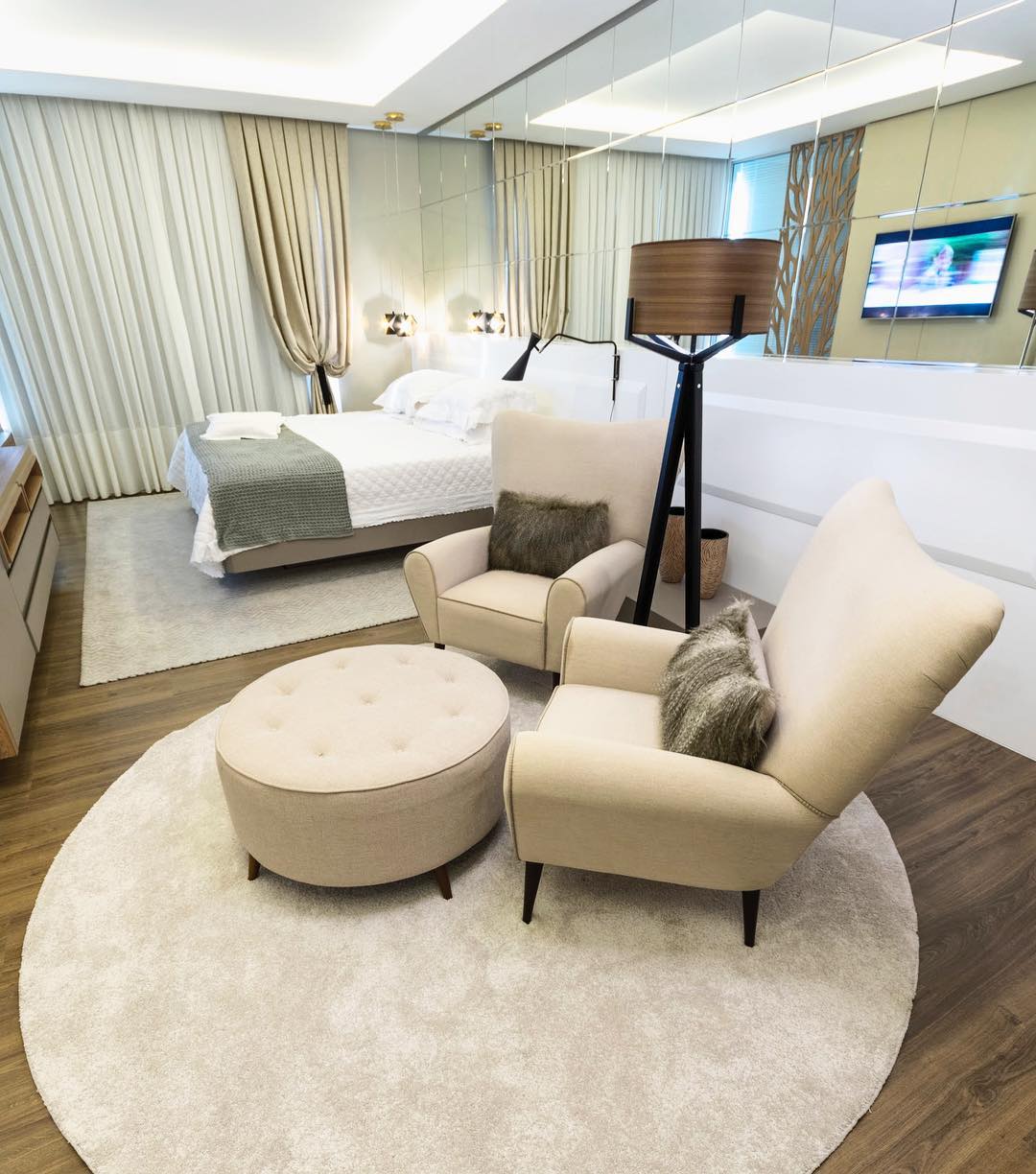 Tendências de decoração: A arte da sobreposição com tapetes redondos