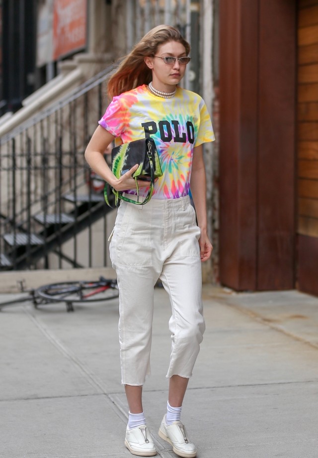 inspirações de looks com tie dye para o verão