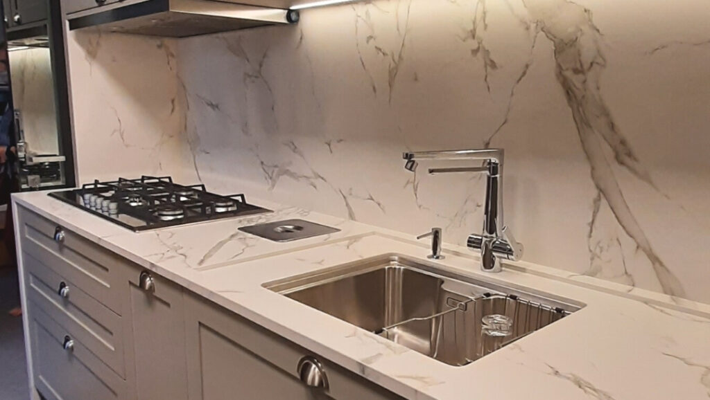 Dekton vs. Nanoglass: Qual a Superfície Ultracompacta Ideal para Sua Bancada?