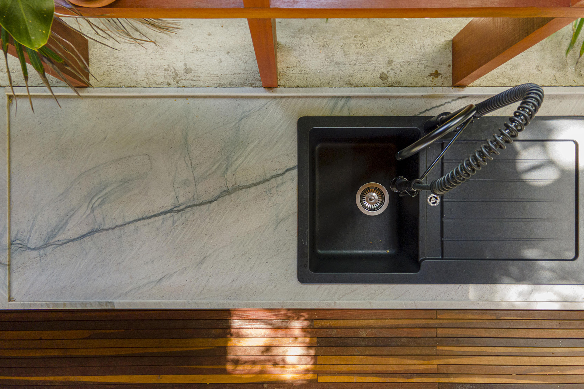 Dekton vs. Nanoglass: Qual a Superfície Ultracompacta Ideal para Sua Bancada?