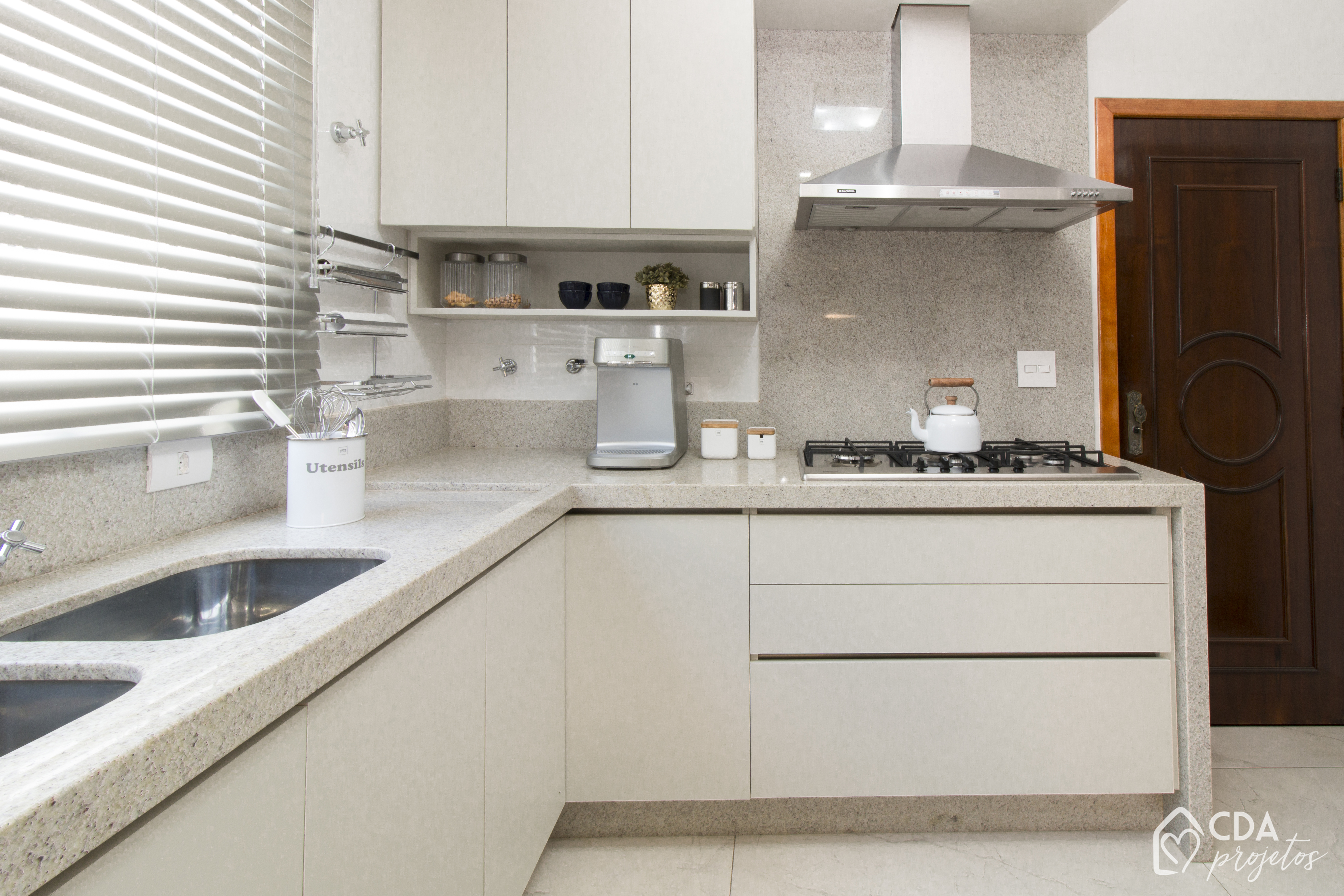 Granito Preto São Gabriel vs. Branco Itaúnas: Qual o Melhor para Sua Cozinha?