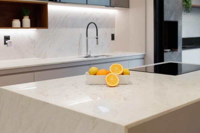 Granito Preto São Gabriel vs. Branco Itaúnas: Qual o Melhor para Sua Cozinha?