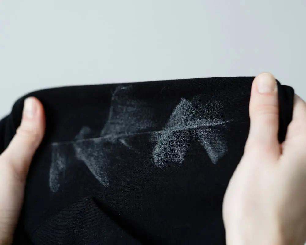 Como Cuidar das Roupas para Evitar Manchas de Suor e Desodorante