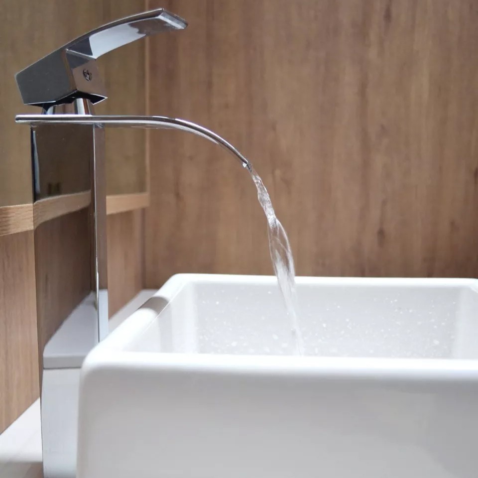 Guia Completo: Como Escolher a Torneira Cascata Ideal para Seu Banheiro