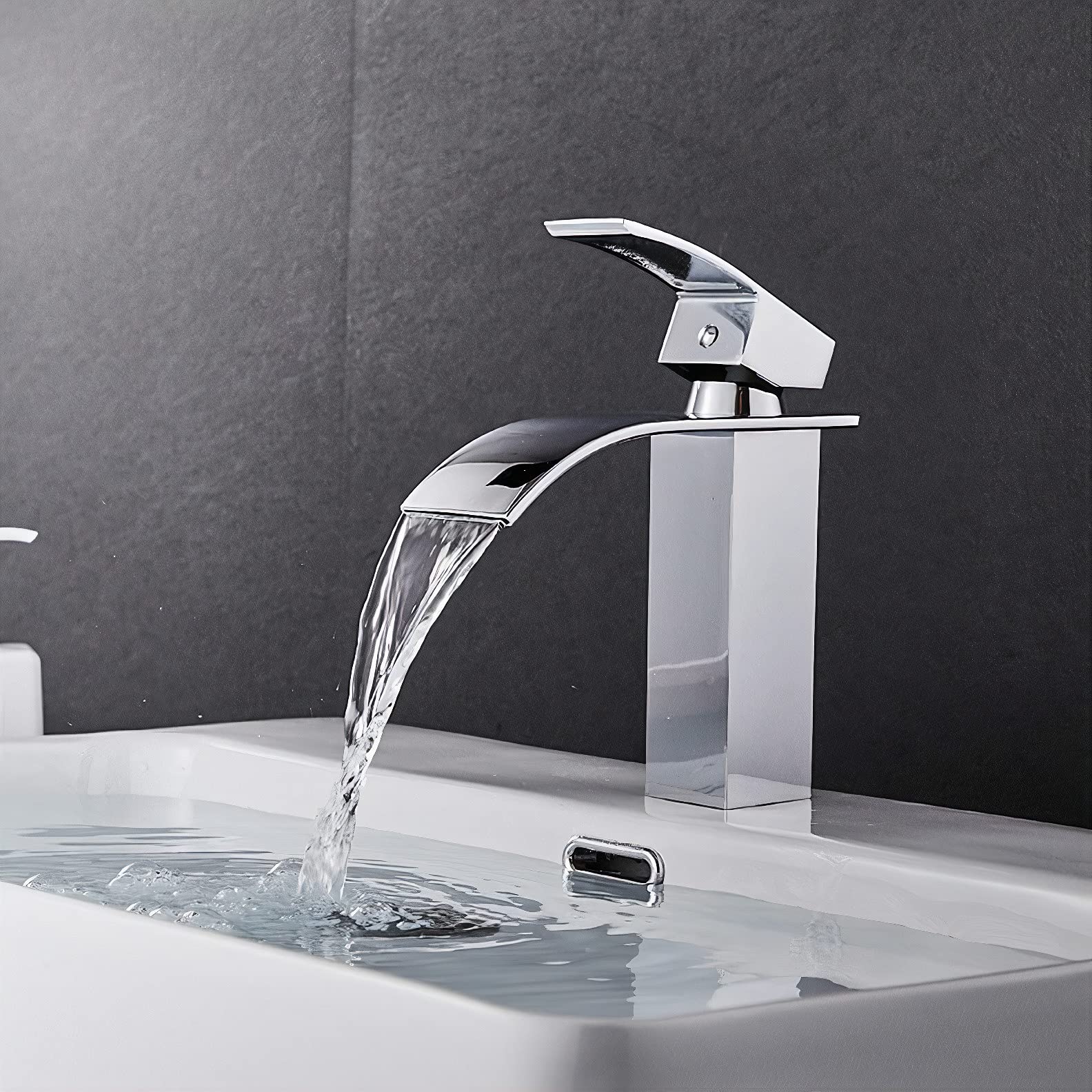 Torneira Cascata Preta Fosca: O Toque Industrial que Seu Lavabo Precisa