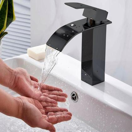 Bica Alta ou Baixa? Desvendando a Escolha da Torneira Cascata Perfeita