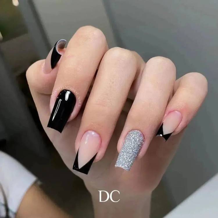 Unhas Pretas Minimalistas: Elegância e Simplicidade para o Dia a Dia