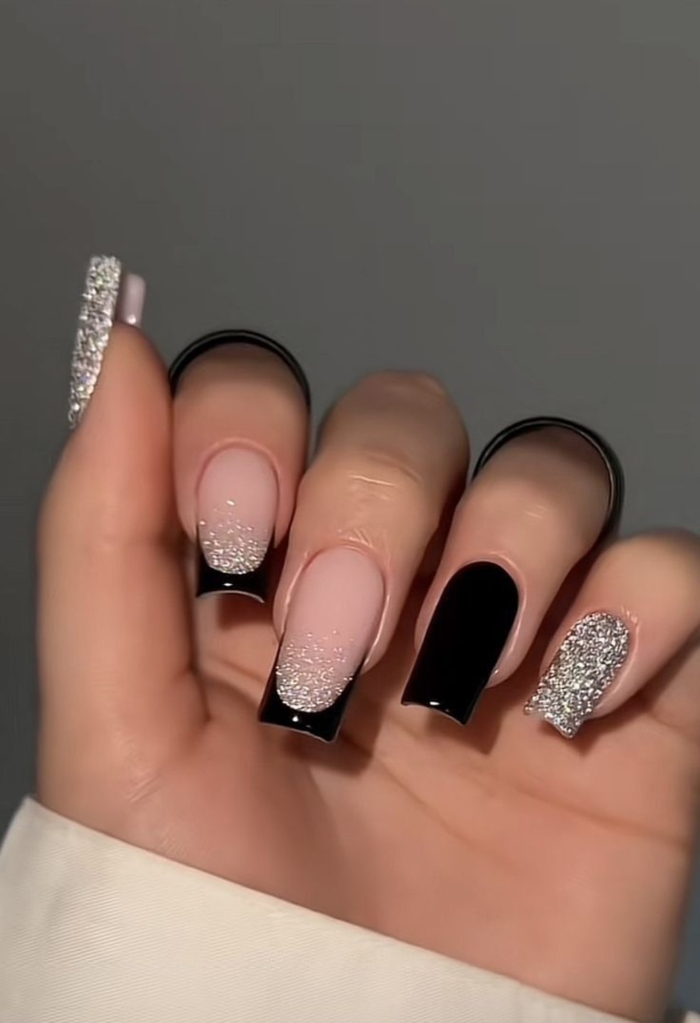 Unhas Pretas com Pedrarias: Brilho e Glamour para Ocasiões Especiais