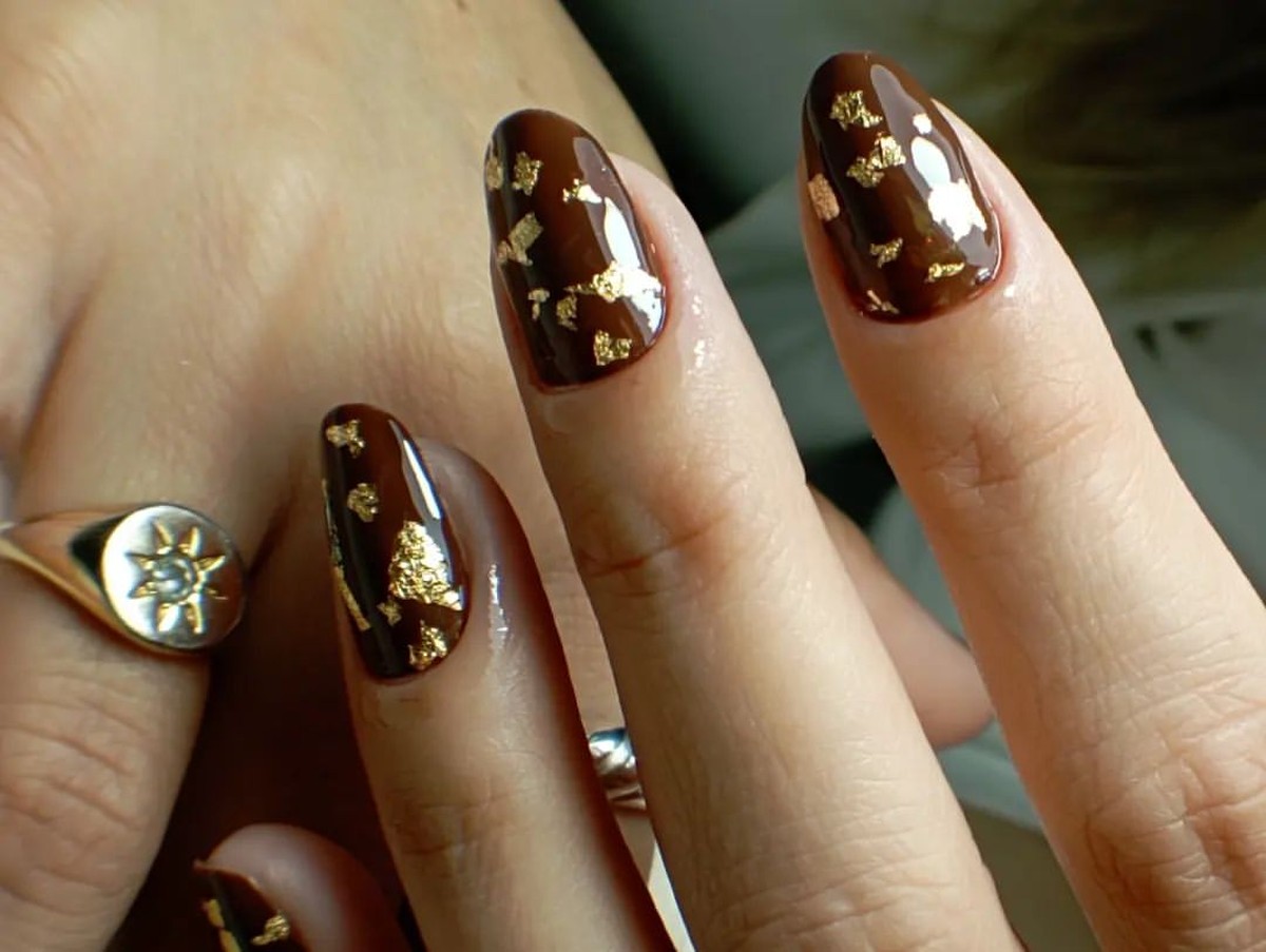unhas decoradas com folha de ouro