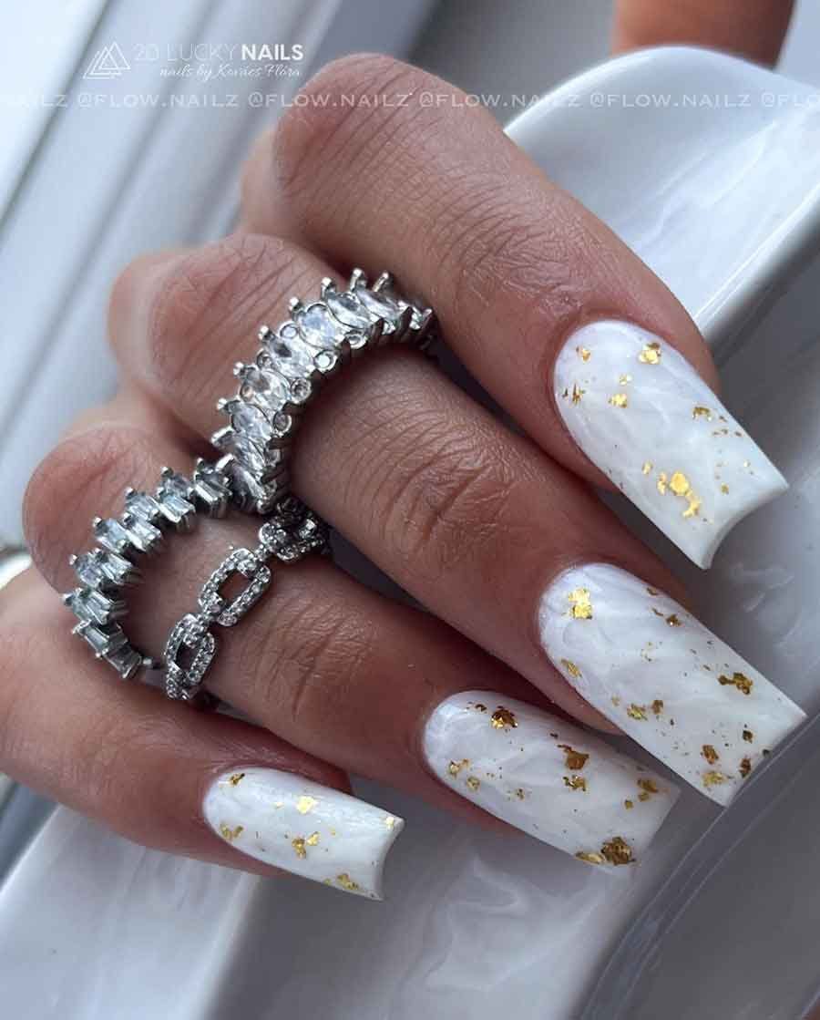 unhas decoradas com folha de ouro