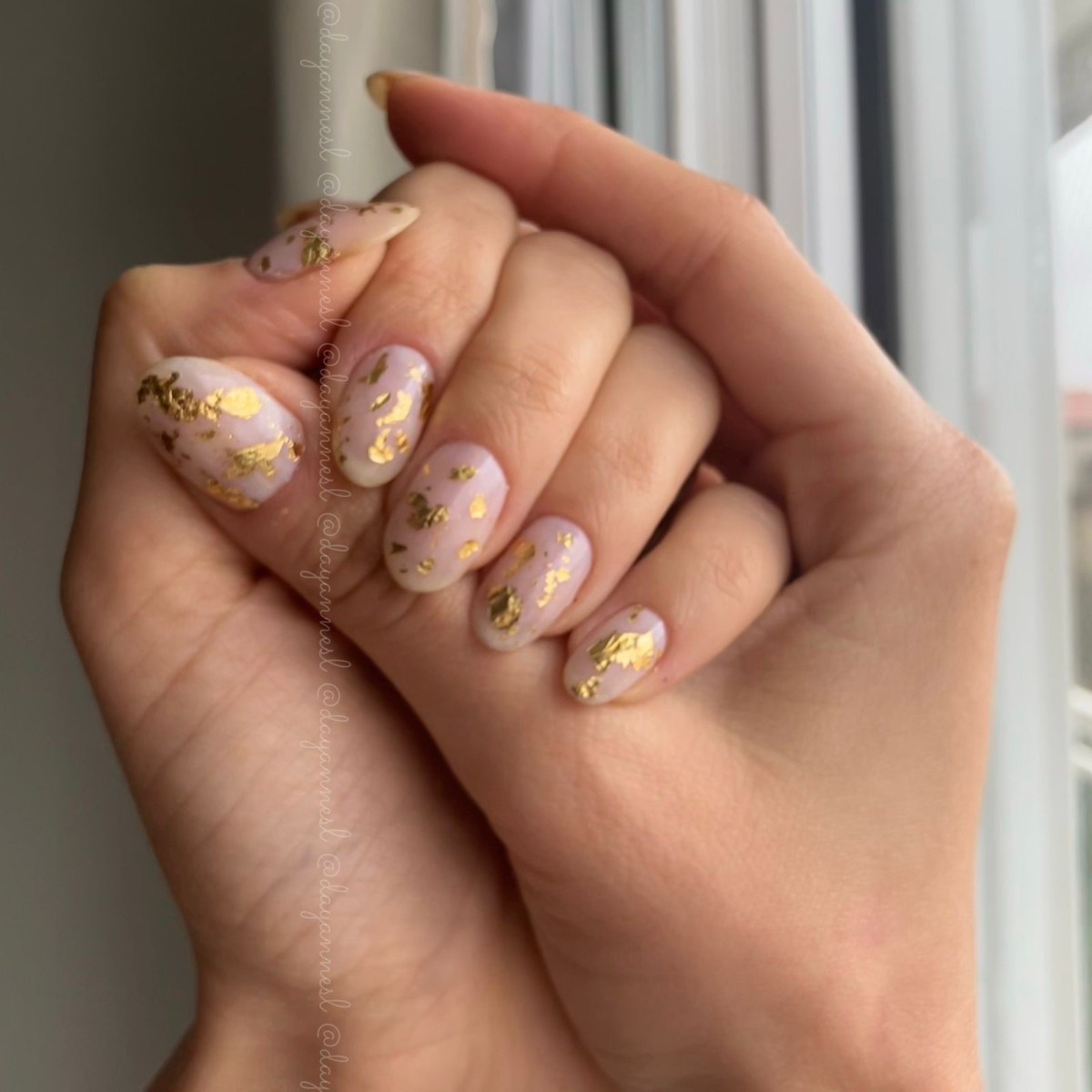 Inspirações de Unhas Pretas e Nude com Detalhes em Ouro