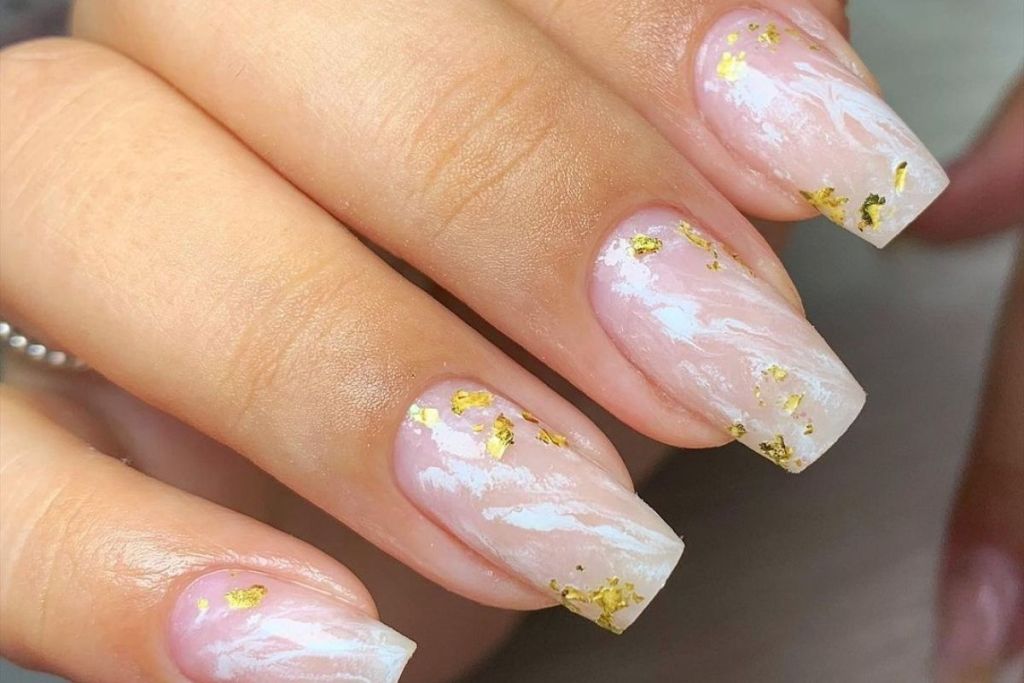 unhas decoradas com folha de ouro
