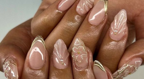 Elegância e Boas Energias
2. Descubra o Significado das Cores nas Unhas para o Réveillon 2026
3. Tendências de Unhas para 2026: Do Minimalismo ao Glamour
4. Inspire-se: Ideias de Unhas Decoradas para um Ano Novo Radiante
5. Unhas de Gel e Acrigel: Aposta Certa para o Ano Novo 2026