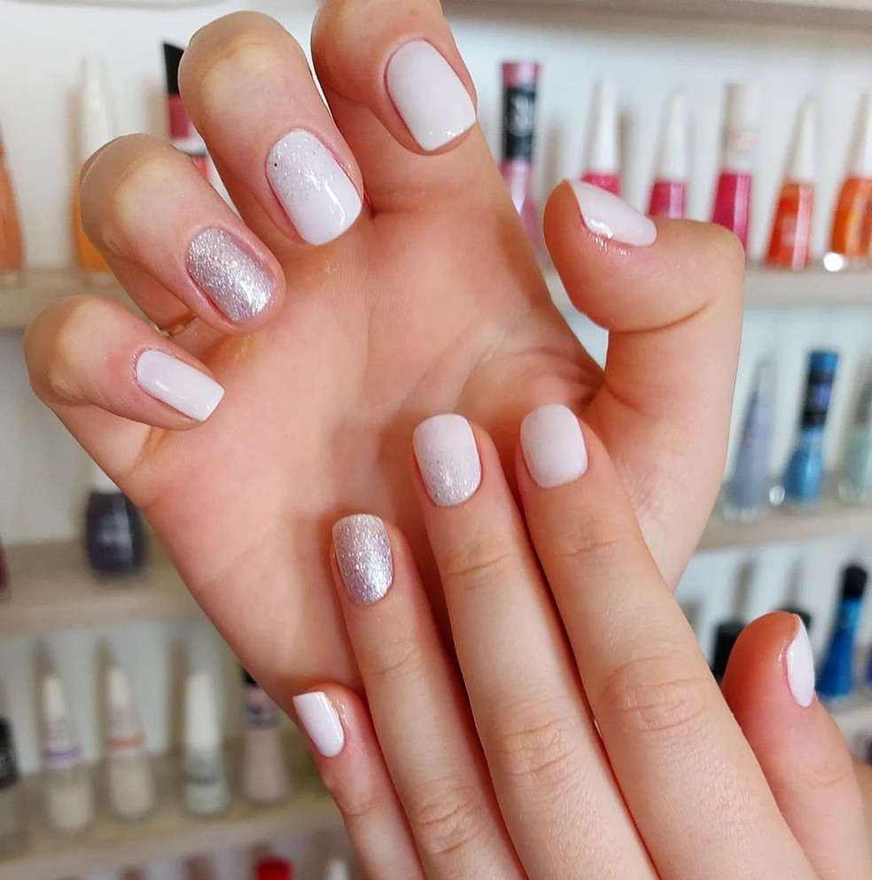 Elegância e Boas Energias
2. Descubra o Significado das Cores nas Unhas para o Réveillon 2026
3. Tendências de Unhas para 2026: Do Minimalismo ao Glamour
4. Inspire-se: Ideias de Unhas Decoradas para um Ano Novo Radiante
5. Unhas de Gel e Acrigel: Aposta Certa para o Ano Novo 2026