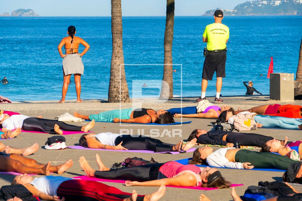 Equipamentos Essenciais para Praticar Yoga na Praia com Conforto e Segurança