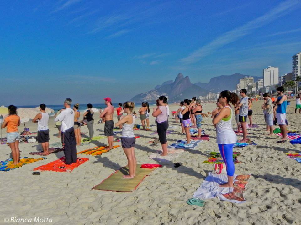 Guia Completo: Como Escolher o Melhor Horário e Local para Sua Prática de Yoga na Praia