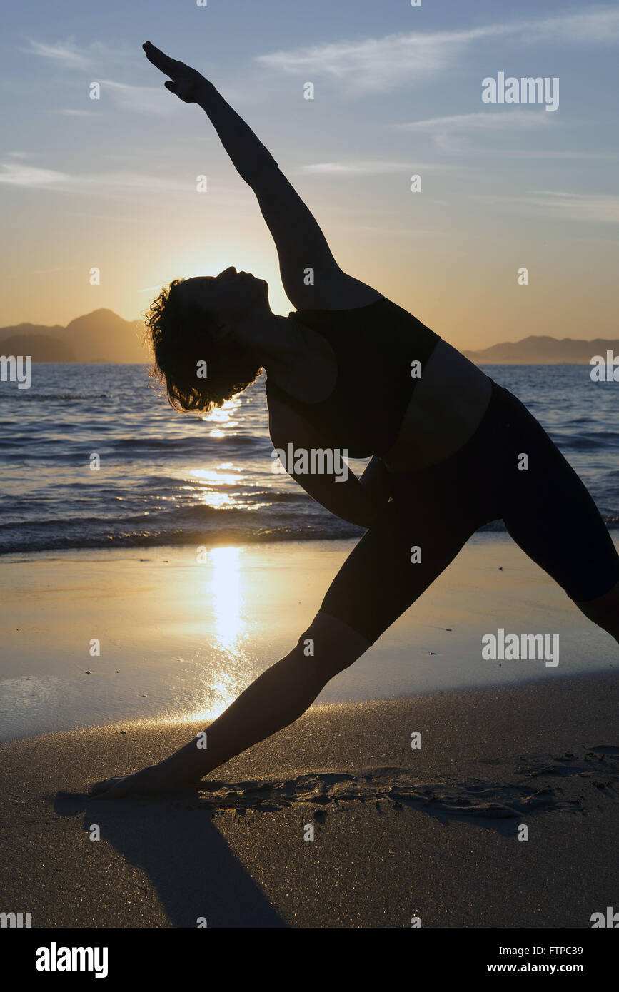 Equipamentos Essenciais para Praticar Yoga na Praia com Conforto e Segurança