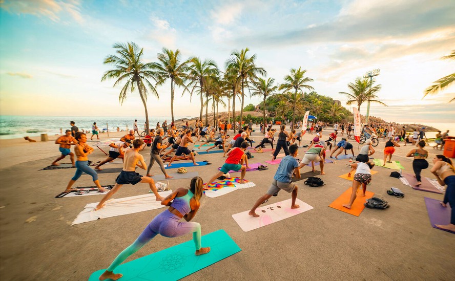 Benefícios Inesperados da Yoga na Praia para Sua Saúde Mental