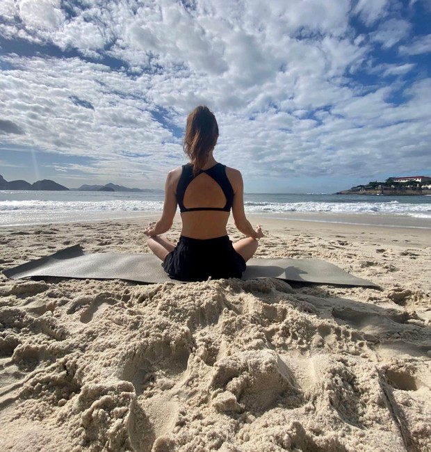 Guia Completo: Como Escolher o Melhor Horário e Local para Sua Prática de Yoga na Praia