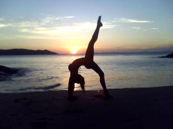 Guia Completo: Como Escolher o Melhor Horário e Local para Sua Prática de Yoga na Praia