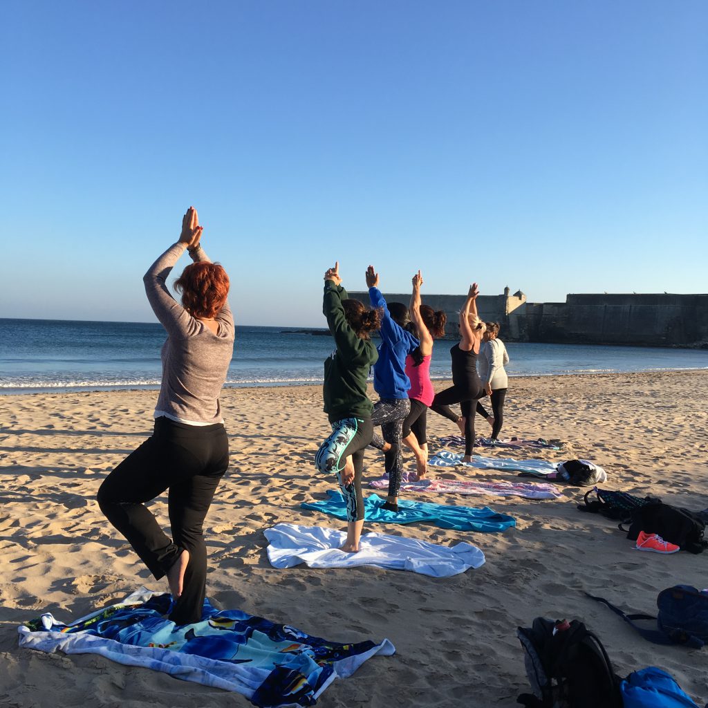 SUP Yoga vs. Yoga Aquática: Qual Modalidade na Água é Ideal para Você?