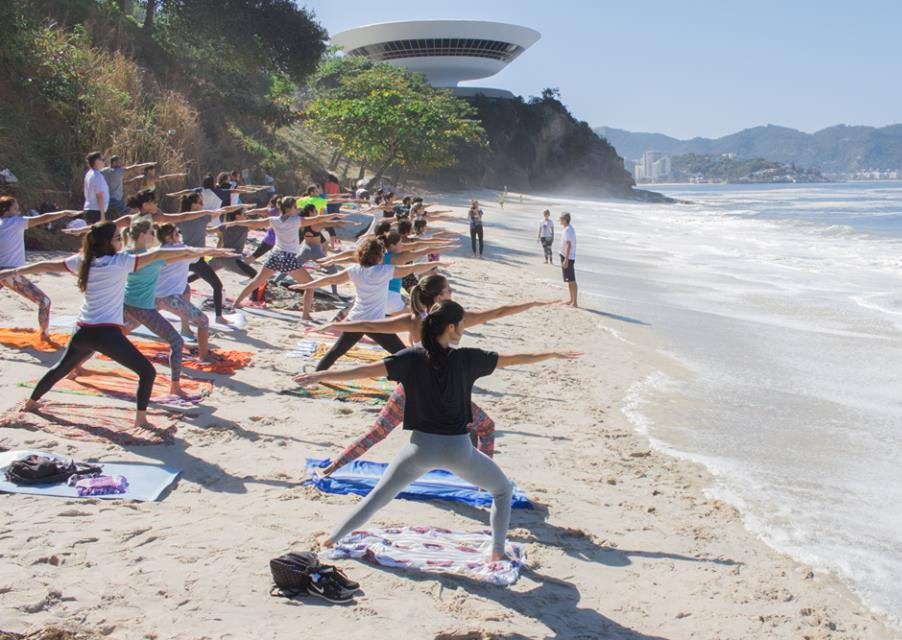 Equipamentos Essenciais para Praticar Yoga na Praia com Conforto e Segurança
